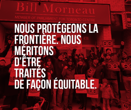 Image d'une manif devant le bureau de Morneau, avec les mots "Nous protégeons la frontière canadienne. Nous méritons d'être traités de façon équitable"