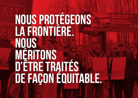 Image d'une manif en C.-B. avec les mots "Nous protégeons la frontière canadienne. Nous méritons d'être traités de façon équitable"
