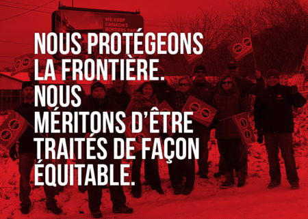 Image d'une manif au N.-B. avec les mots "Nous protégeons la frontière canadienne. Nous méritons d'être traités de façon équitable"