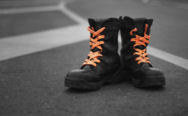 Boots with orange shoelaces / Bottes avec lacets orange