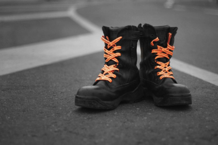 Boots with orange shoelaces / Bottes avec lacets orange