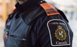 Photo of CBSA officer with orange epaulettes