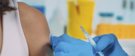 Bras avec aiguille recevant un vaccin